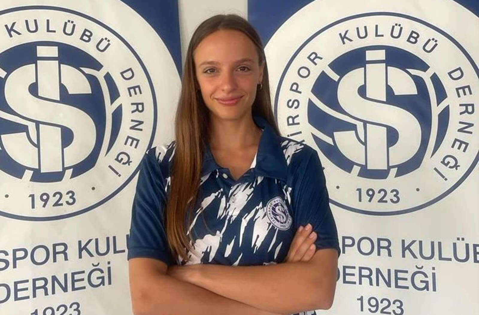 Selenay Özhoşer, İzmirspor’un Yeni Transferi Oldu!