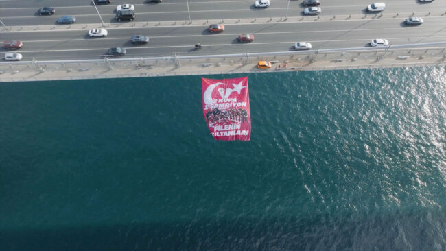 Çifte Kupalı Şampiyon Filenin Sultanları'nın Bayrağı Boğaz'da