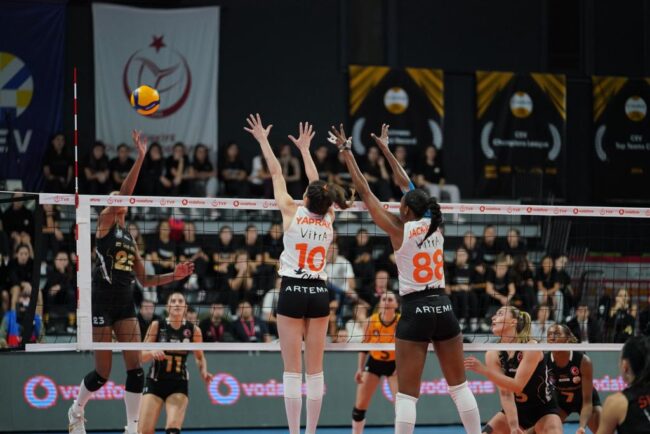 VakıfBank Eczacıbaşı Dynavit'i 3-0 Yendi