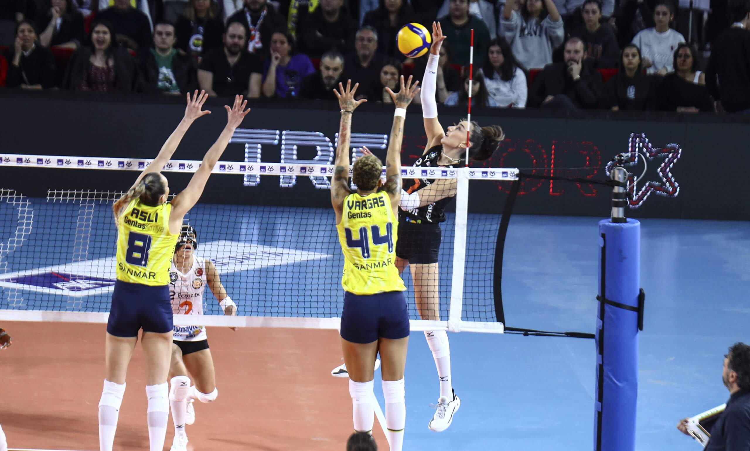 AXA Sigorta Kupa Voley’de Şampiyon Fenerbahçe Opet