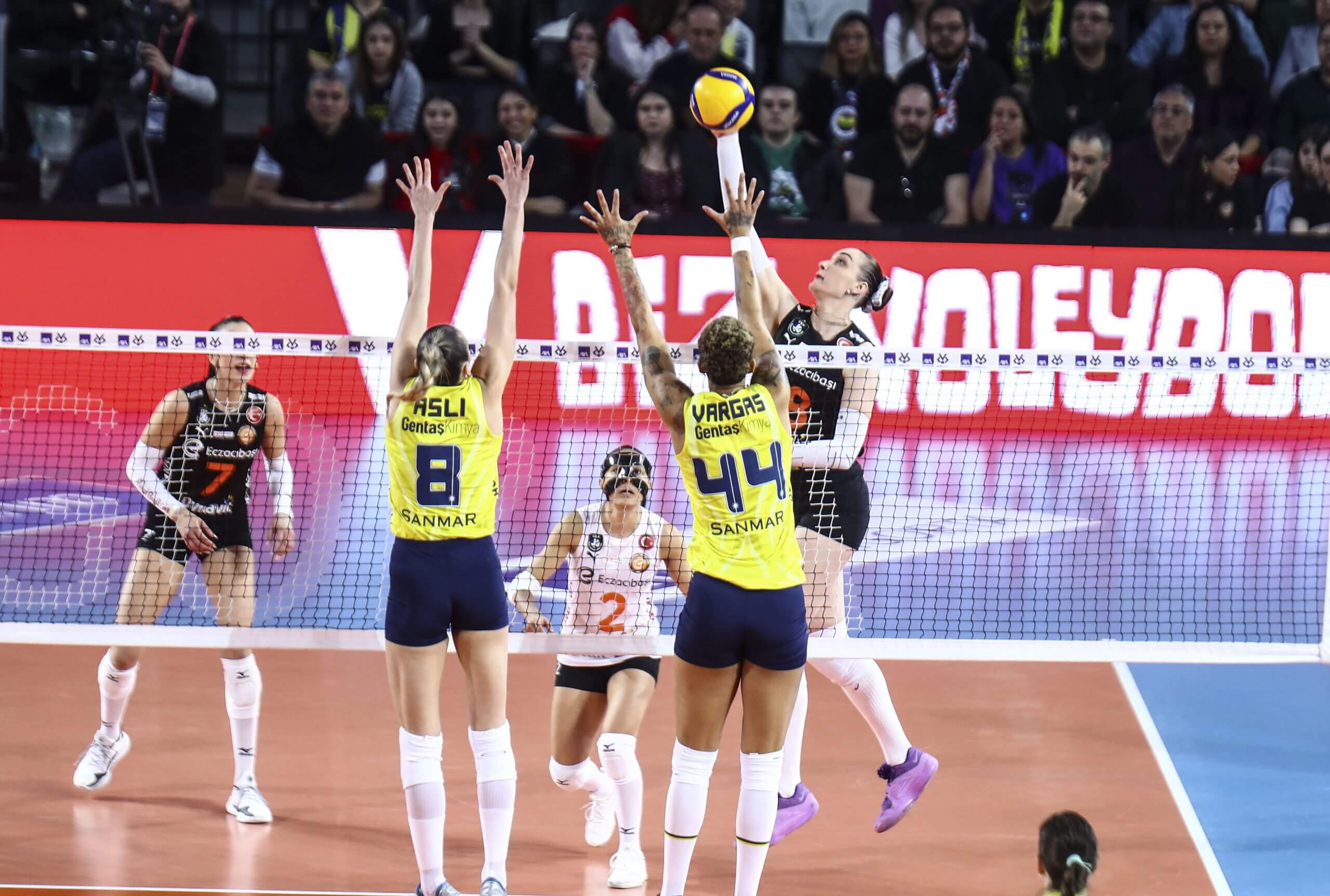 AXA Sigorta Kupa Voley’de Şampiyon Fenerbahçe Opet