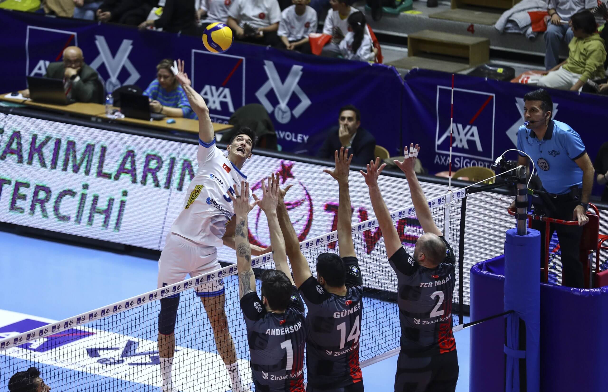 Erkekler AXA Sigorta Kupa Voley’de İlk Finalist Arkas Spor