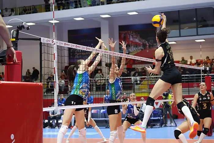 VakıfBank, Nilüfer Belediyespor'u Yenerek Lig Etabını Galibiyetle Tamamladı!