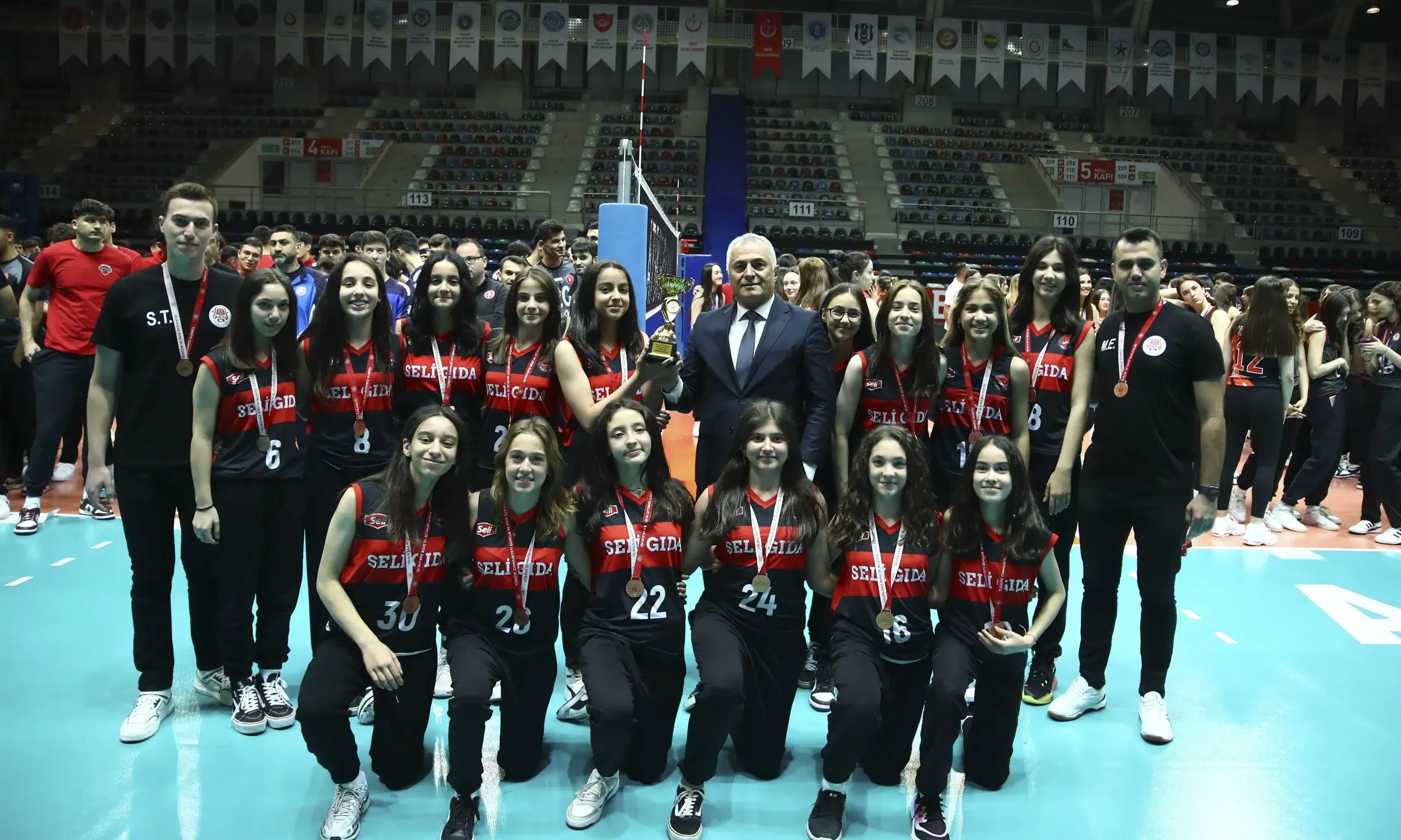 Ankara Altyapılar Süper Lig'de Voleybol Yıldızları Kupalarına Kavuştu