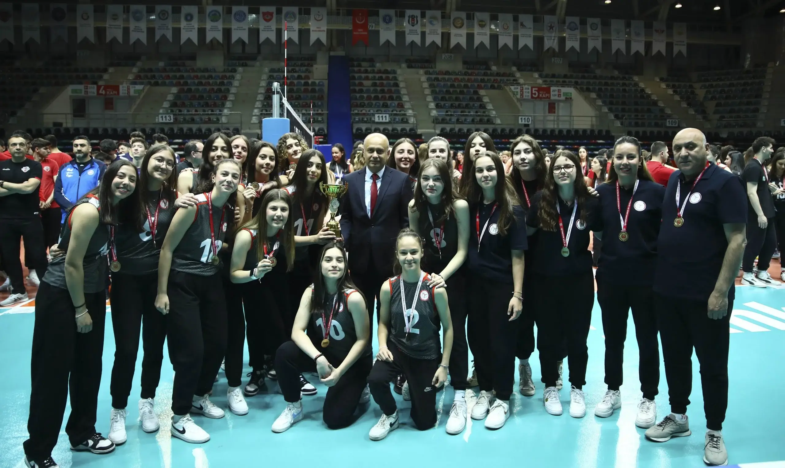 Ankara Altyapılar Süper Lig'de Voleybol Yıldızları Kupalarına Kavuştu