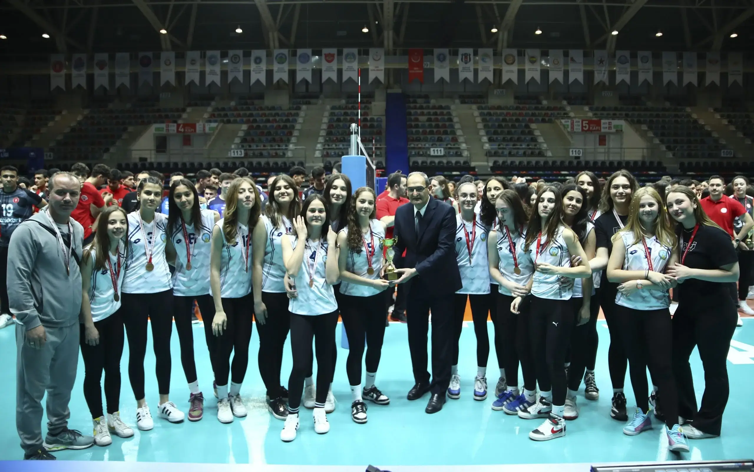 Ankara Altyapılar Süper Lig'de Voleybol Yıldızları Kupalarına Kavuştu