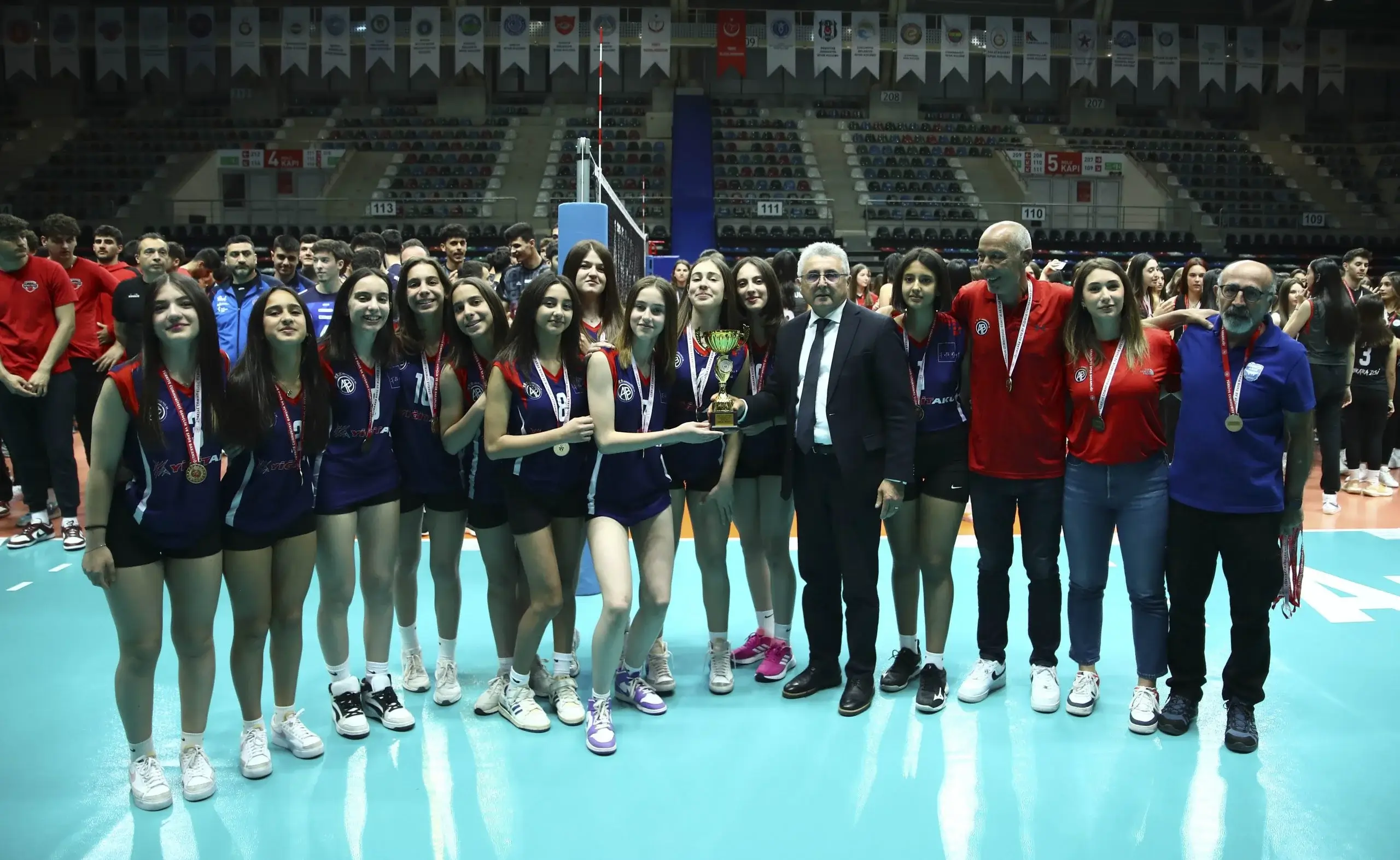 Ankara Altyapılar Süper Lig'de Voleybol Yıldızları Kupalarına Kavuştu