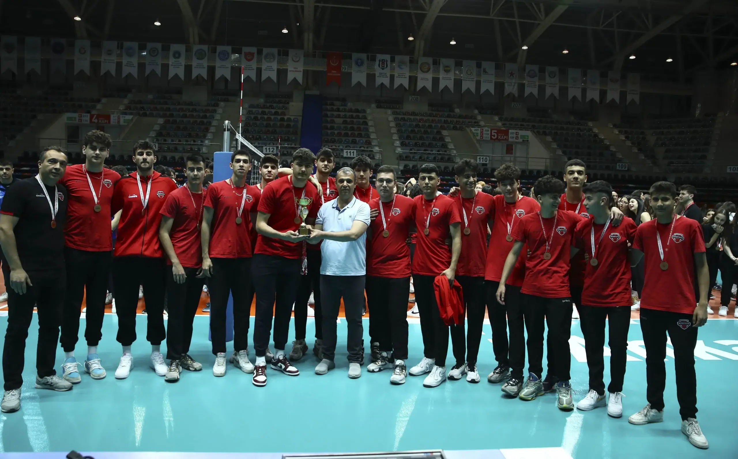 Ankara Altyapılar Süper Lig'de Voleybol Yıldızları Kupalarına Kavuştu