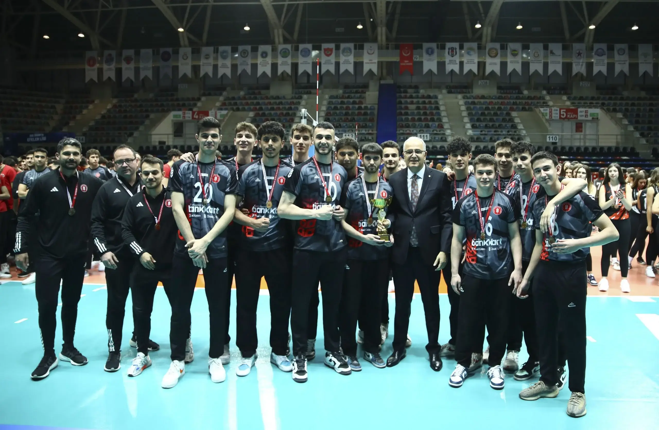 Ankara Altyapılar Süper Lig'de Voleybol Yıldızları Kupalarına Kavuştu