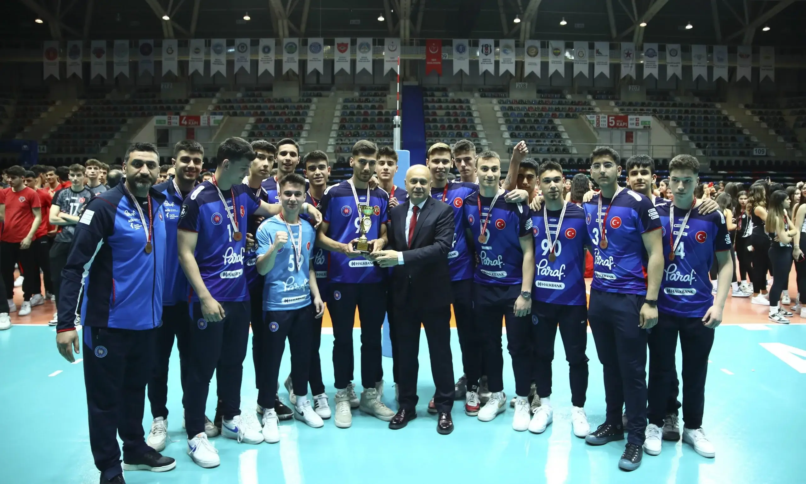 Ankara Altyapılar Süper Lig'de Voleybol Yıldızları Kupalarına Kavuştu