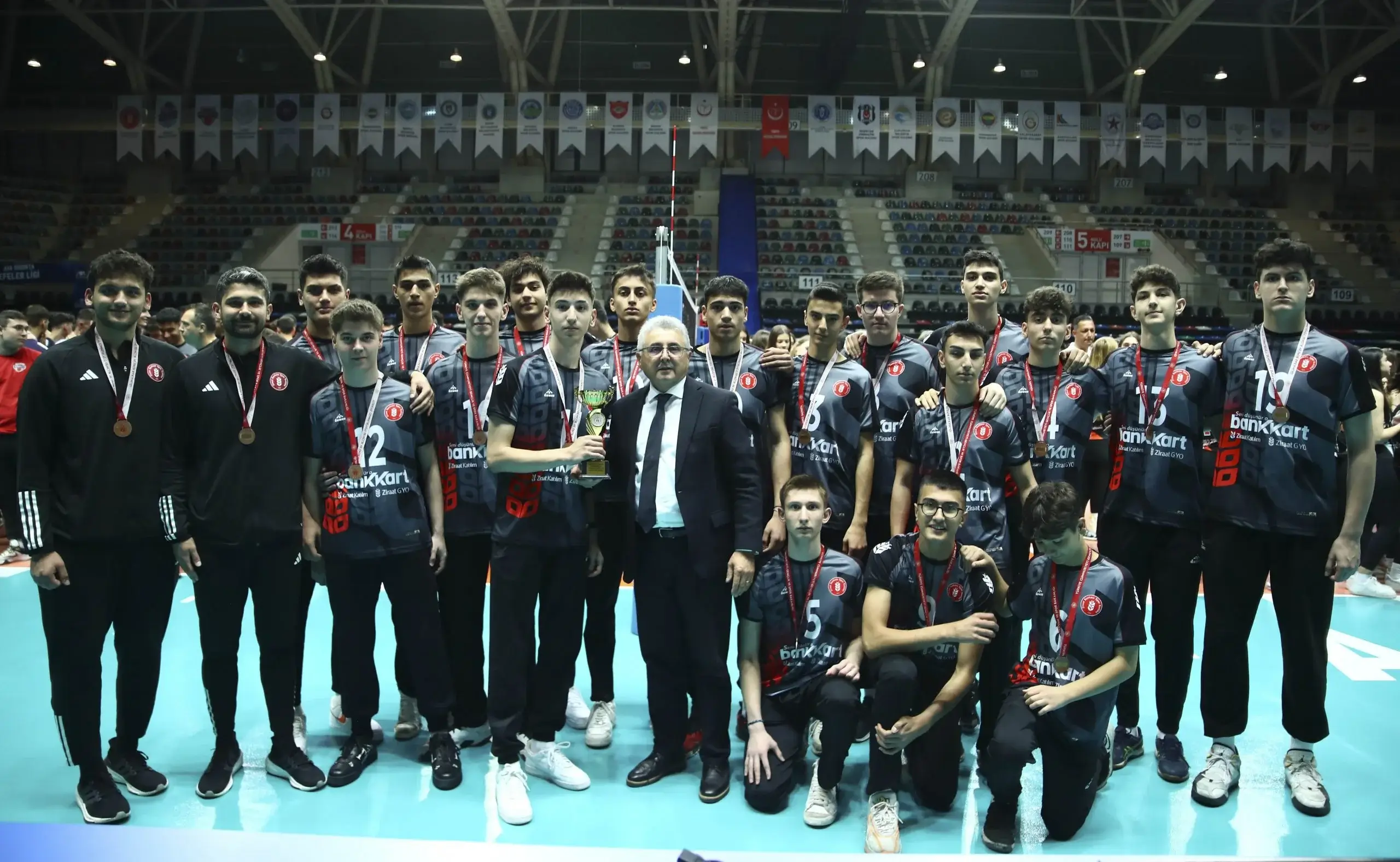 Ankara Altyapılar Süper Lig'de Voleybol Yıldızları Kupalarına Kavuştu