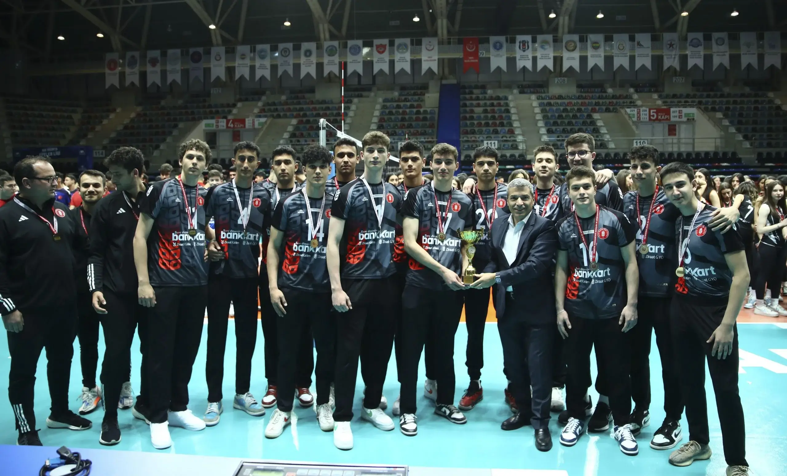 Ankara Altyapılar Süper Lig'de Voleybol Yıldızları Kupalarına Kavuştu