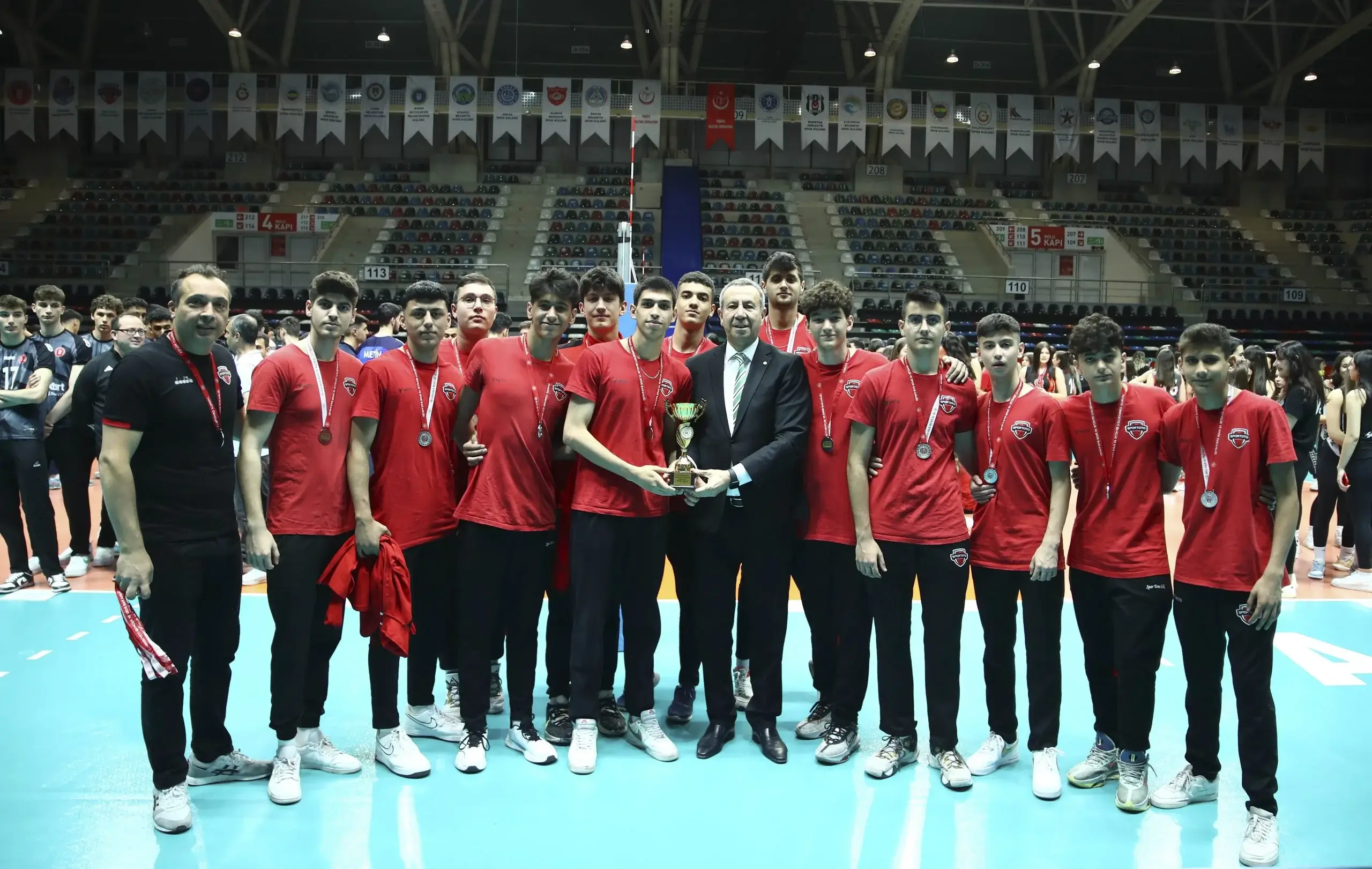 Ankara Altyapılar Süper Lig'de Voleybol Yıldızları Kupalarına Kavuştu