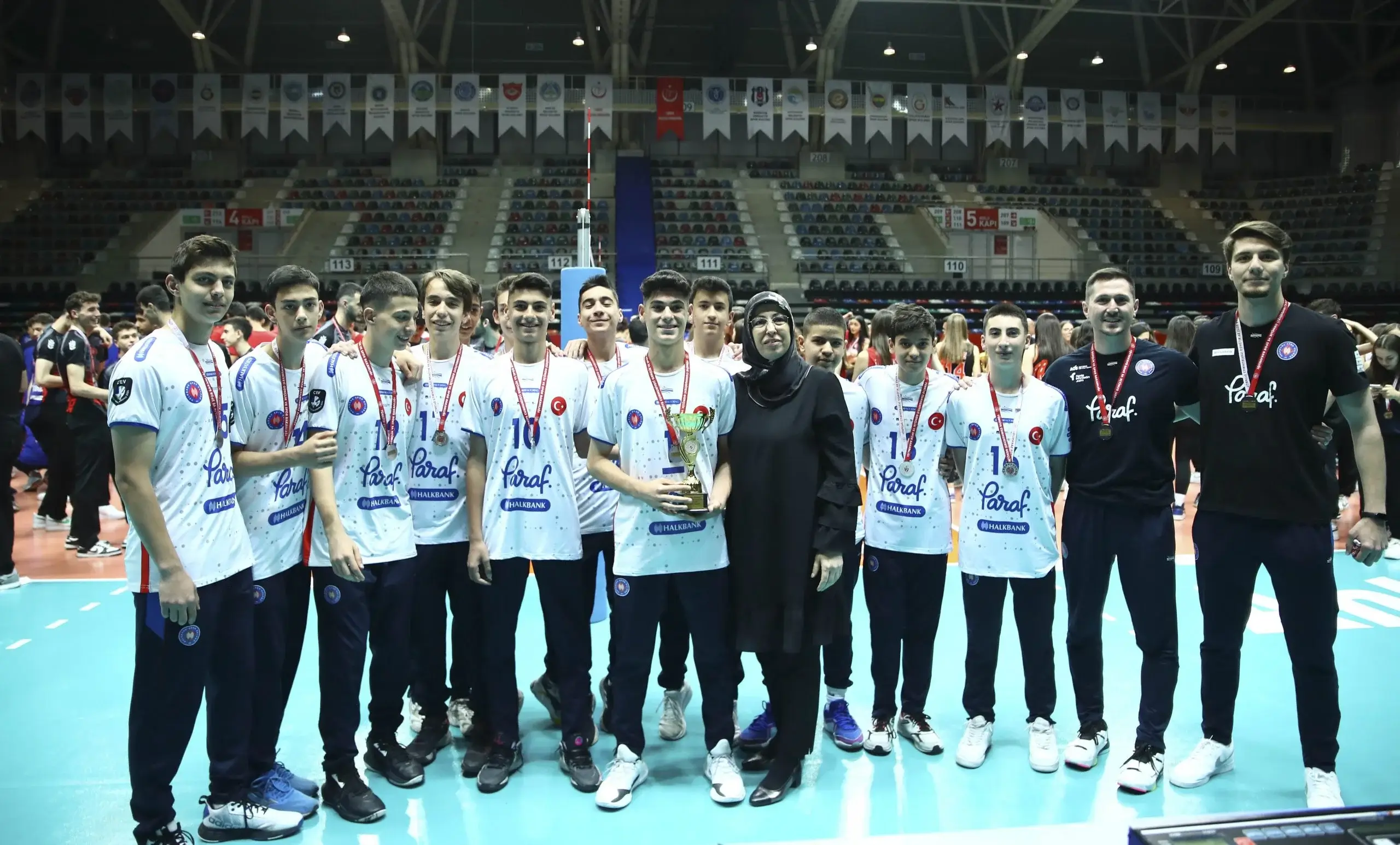 Ankara Altyapılar Süper Lig'de Voleybol Yıldızları Kupalarına Kavuştu