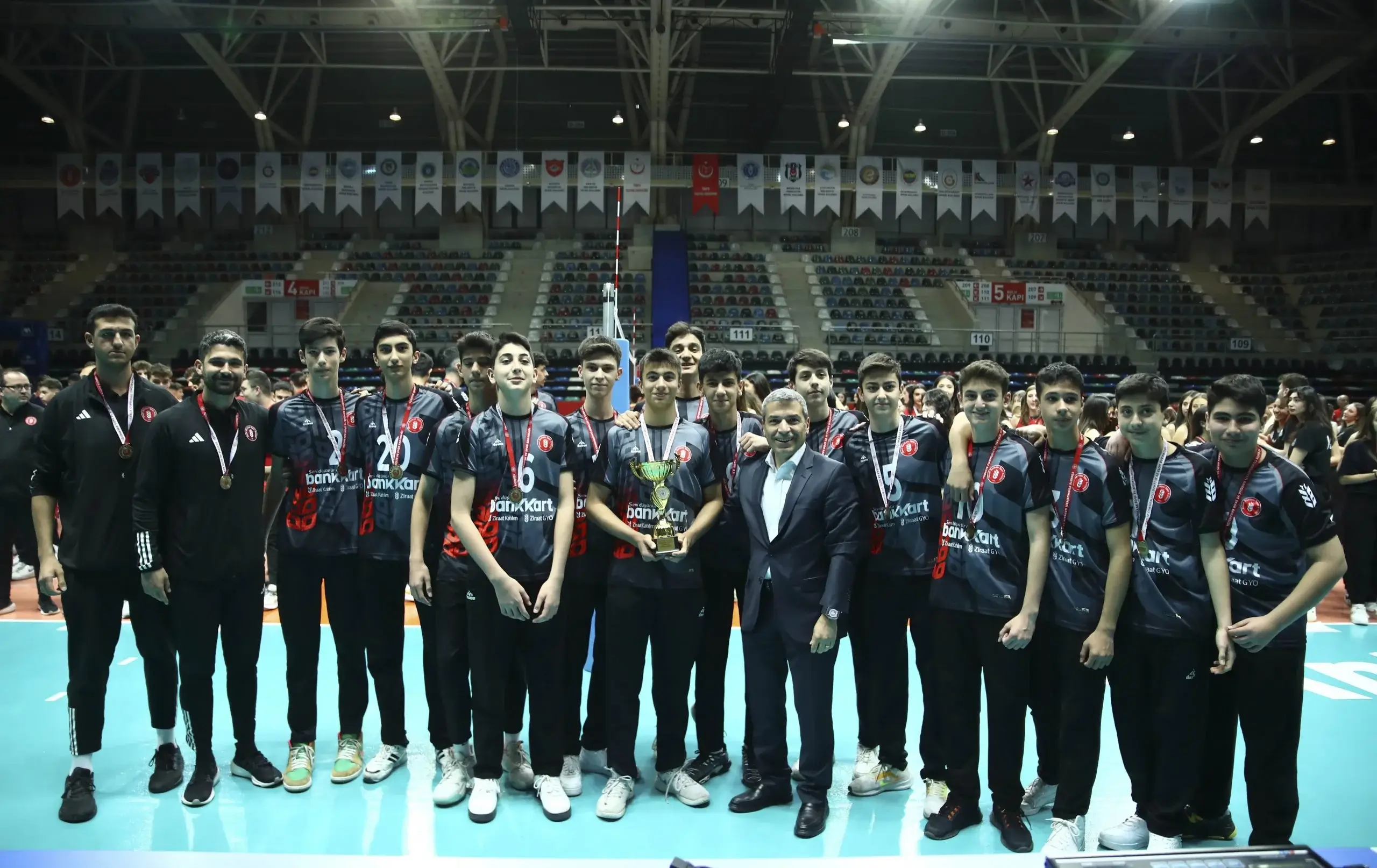 Ankara Altyapılar Süper Lig'de Voleybol Yıldızları Kupalarına Kavuştu