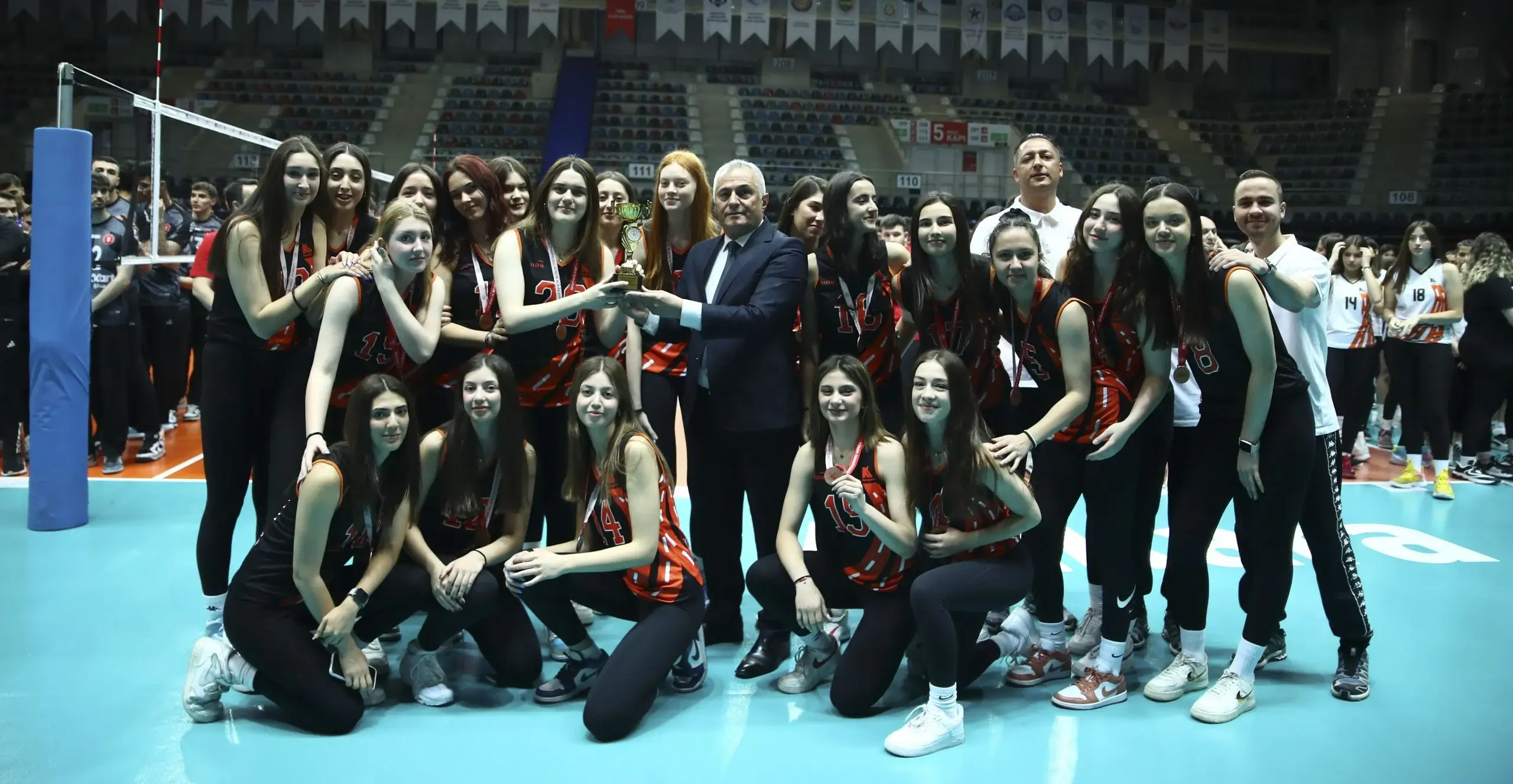 Ankara Altyapılar Süper Lig'de Voleybol Yıldızları Kupalarına Kavuştu