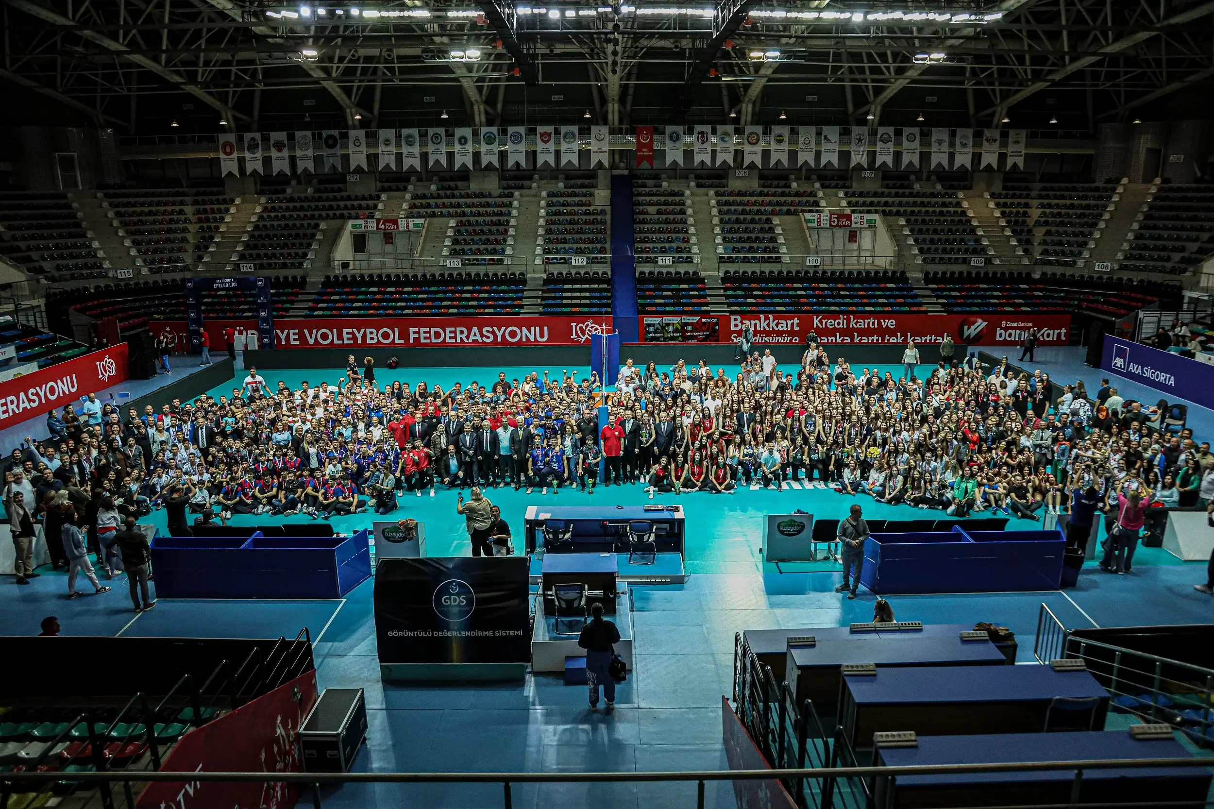 Ankara Altyapılar Süper Lig’de Voleybol Yıldızları Kupalarına Kavuştu!