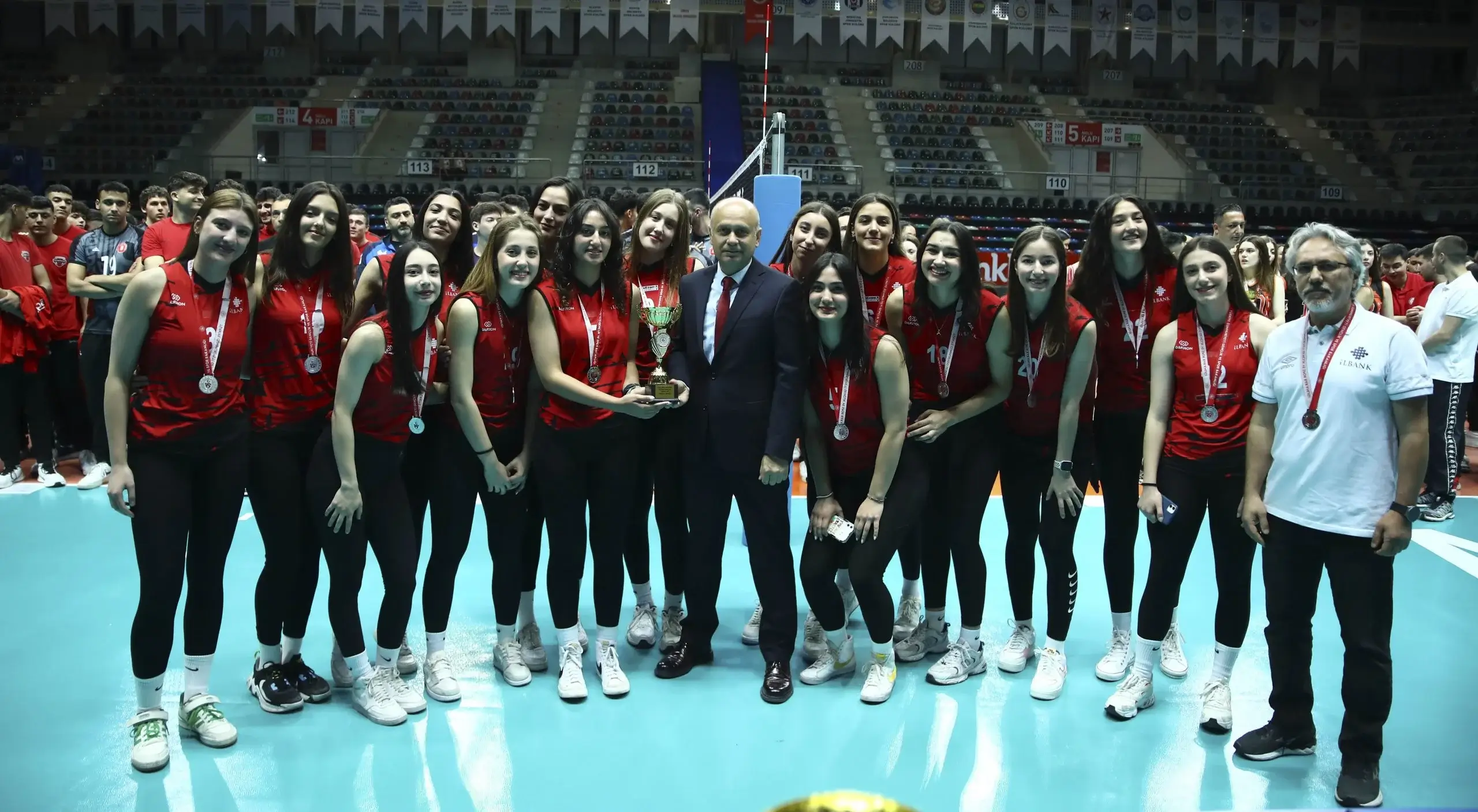 Ankara Altyapılar Süper Lig'de Voleybol Yıldızları Kupalarına Kavuştu