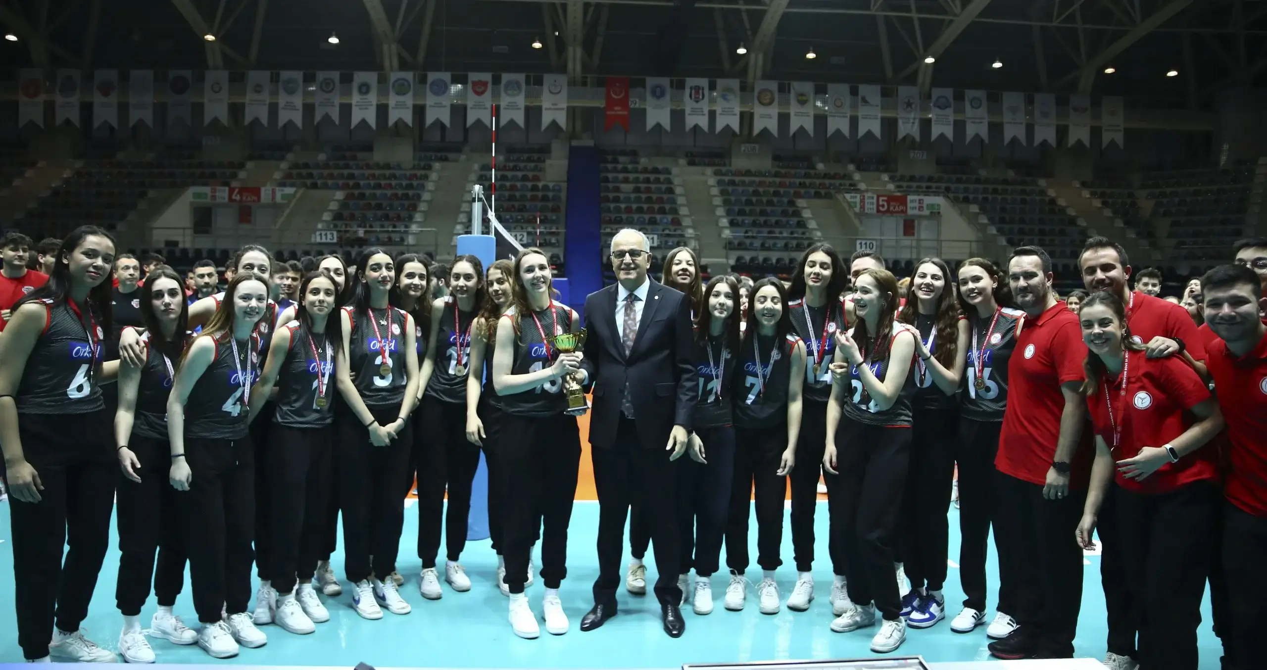 Ankara Altyapılar Süper Lig'de Voleybol Yıldızları Kupalarına Kavuştu