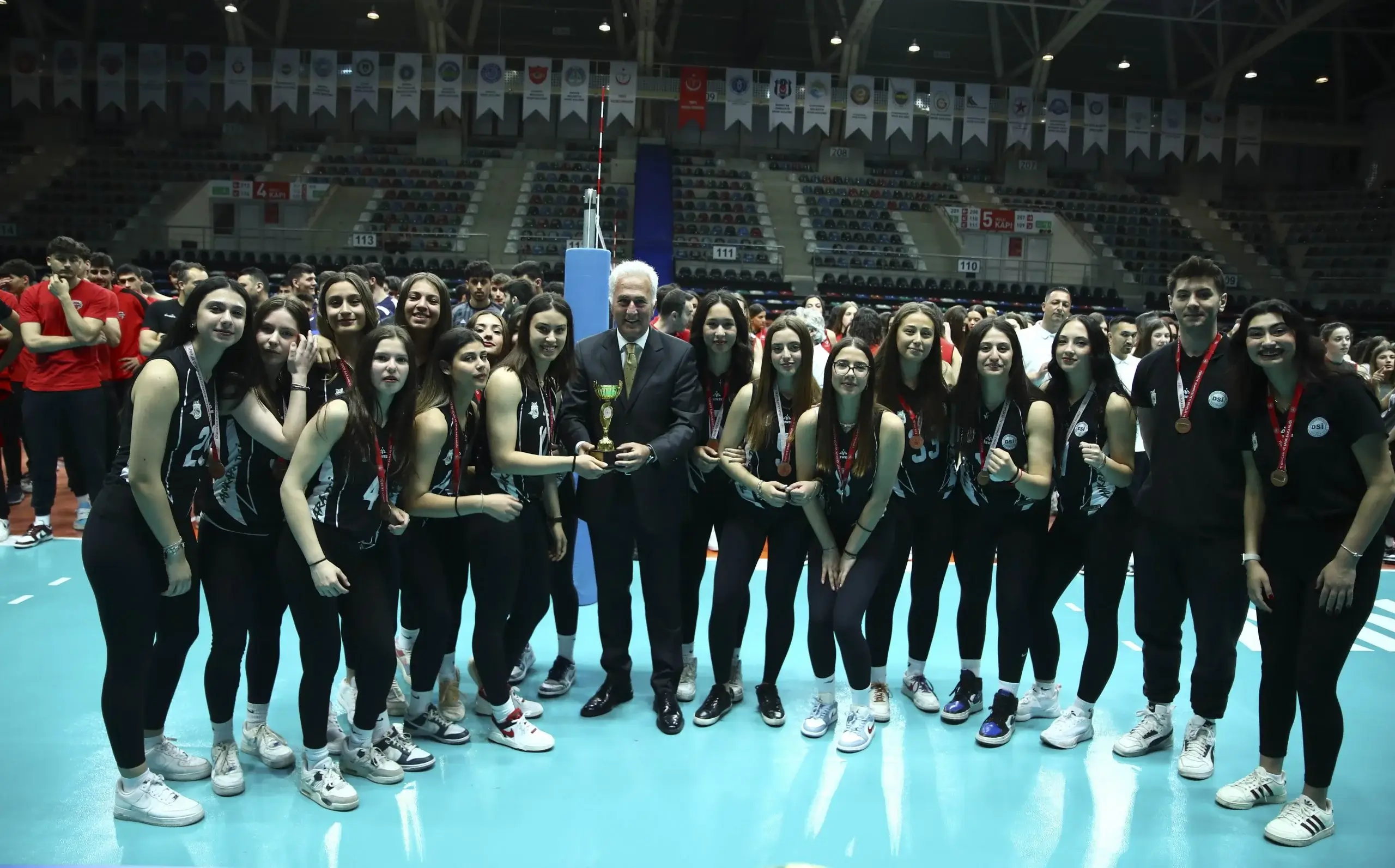 Ankara Altyapılar Süper Lig'de Voleybol Yıldızları Kupalarına Kavuştu