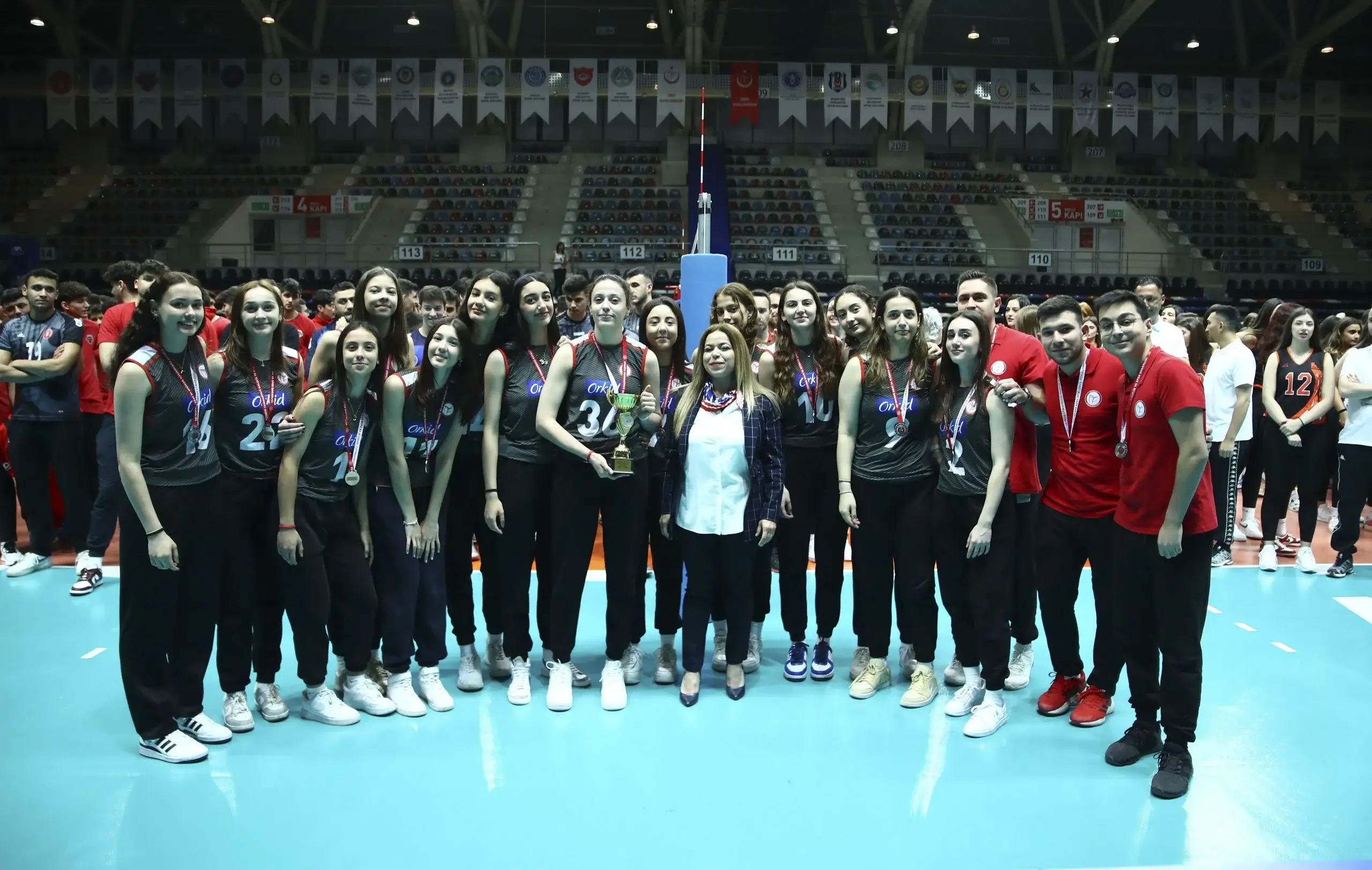 Ankara Altyapılar Süper Lig'de Voleybol Yıldızları Kupalarına Kavuştu