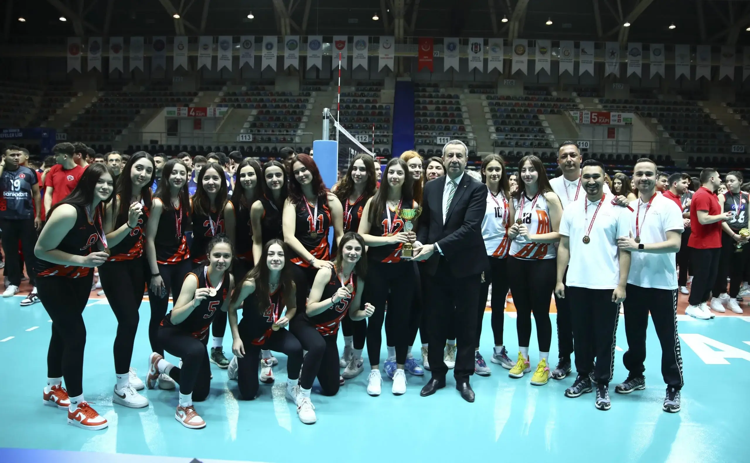 Ankara Altyapılar Süper Lig'de Voleybol Yıldızları Kupalarına Kavuştu