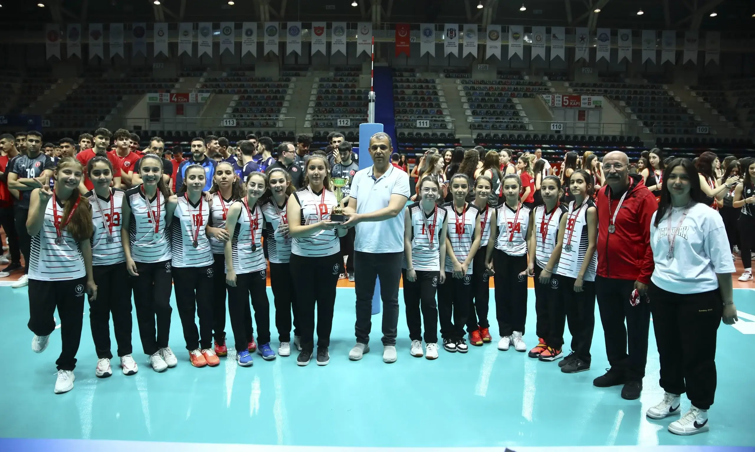 Ankara Altyapılar Süper Lig'de Voleybol Yıldızları Kupalarına Kavuştu