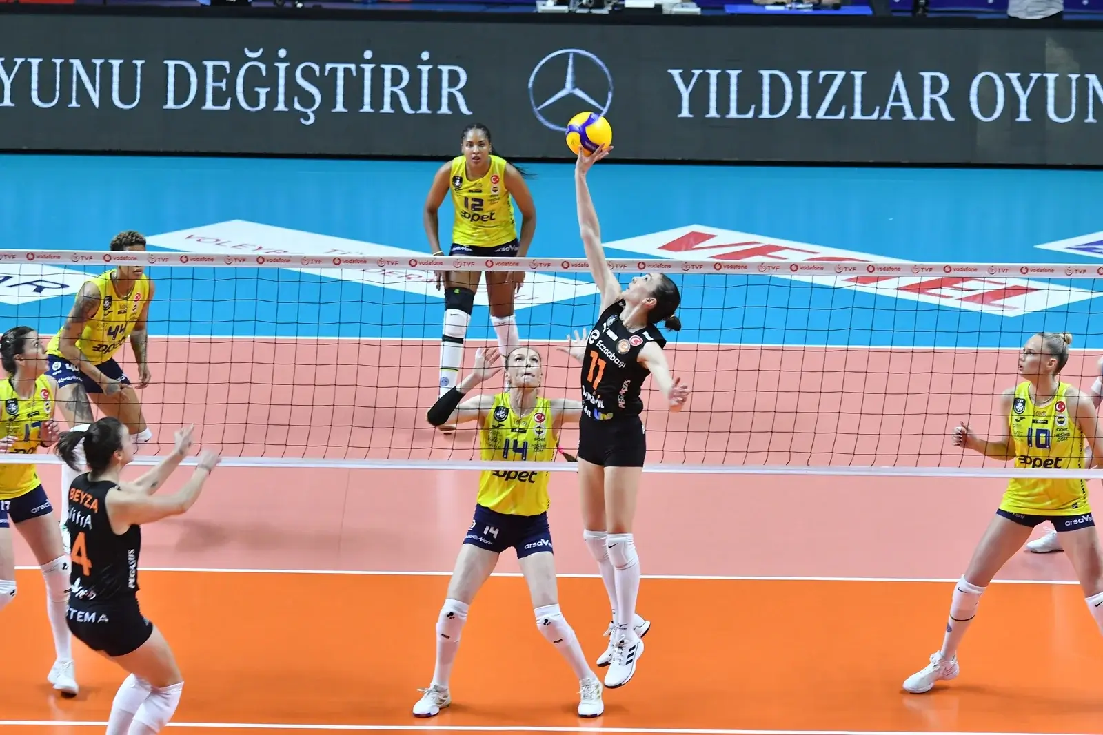 Fenerbahçe Opet, Eczacıbaşı Dynavit'i 3-0 Yenerek Sultanlar Ligi Şampiyonluğuna Bir Adım Daha Yaklaştı!