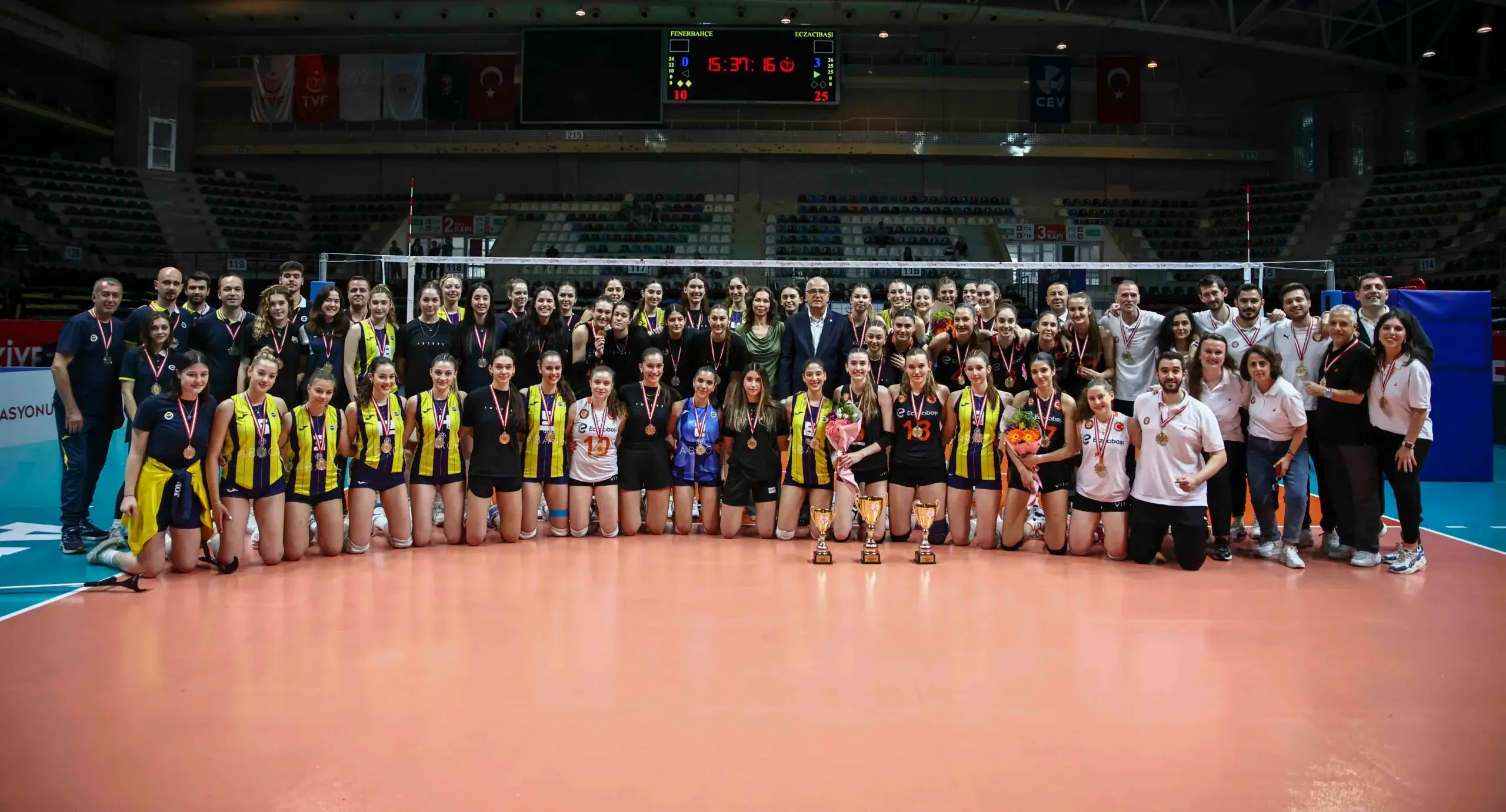 Genç Kızlar Türkiye Şampiyonası'nda Eczacıbaşı Zirvede