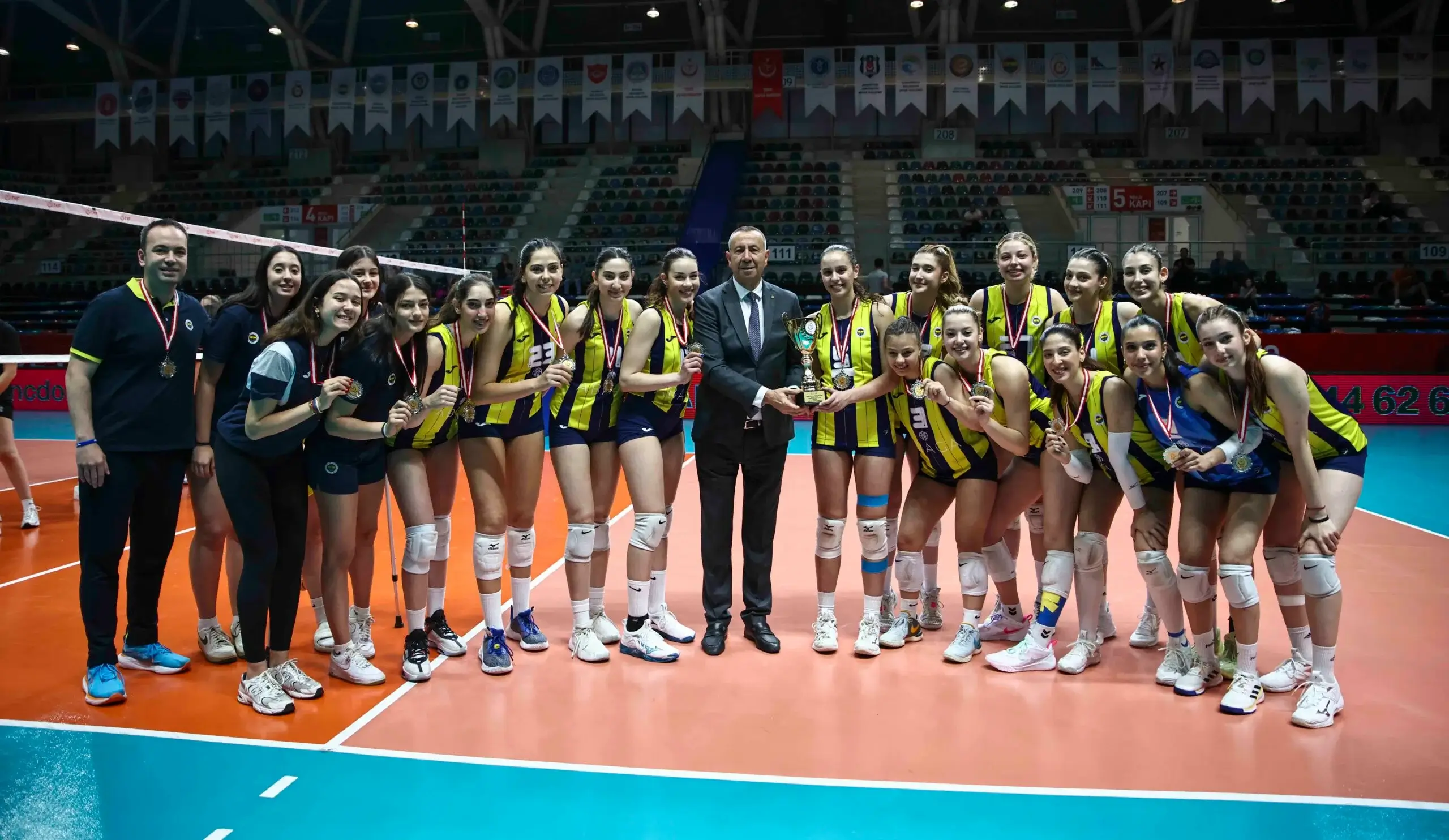 Genç Kızlar Türkiye Şampiyonası'nda Eczacıbaşı Zirvede
