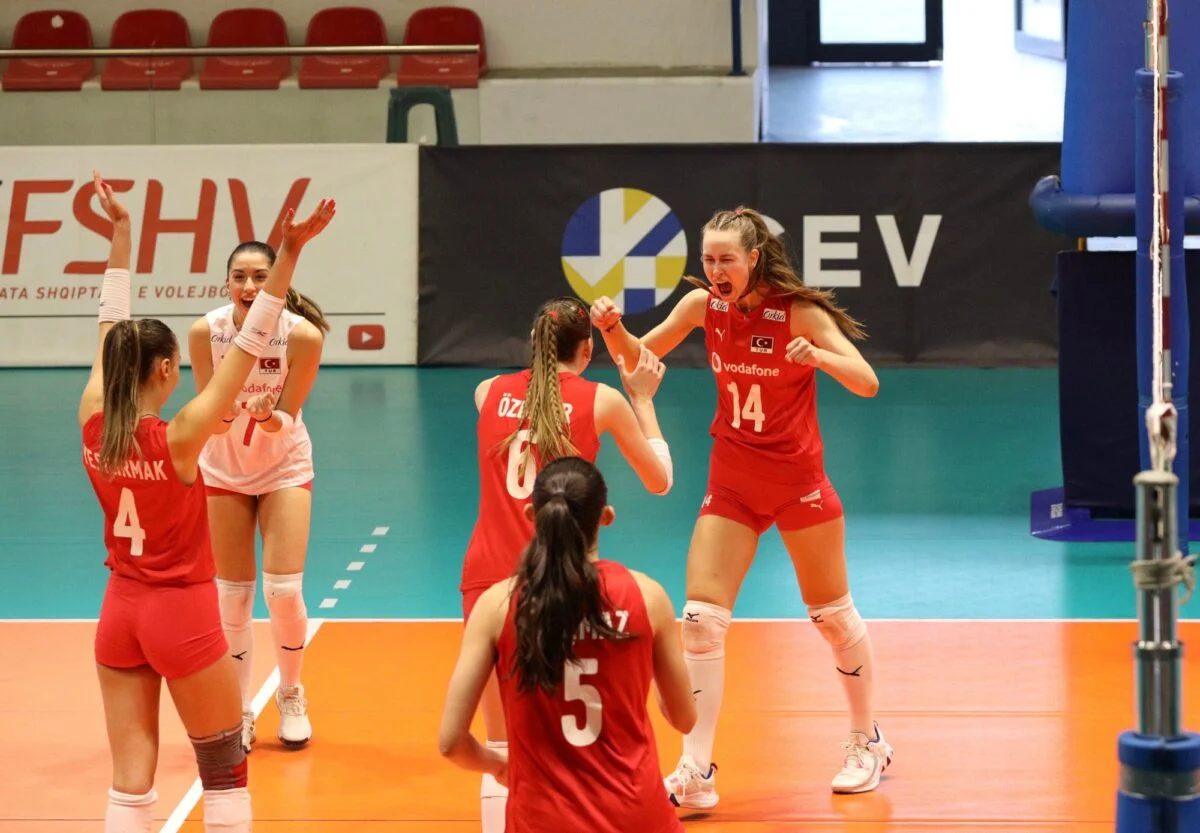 U20 Milli Voleybolcularımız Sırbistan’ı da Devirip Zirveye Yükseldi!