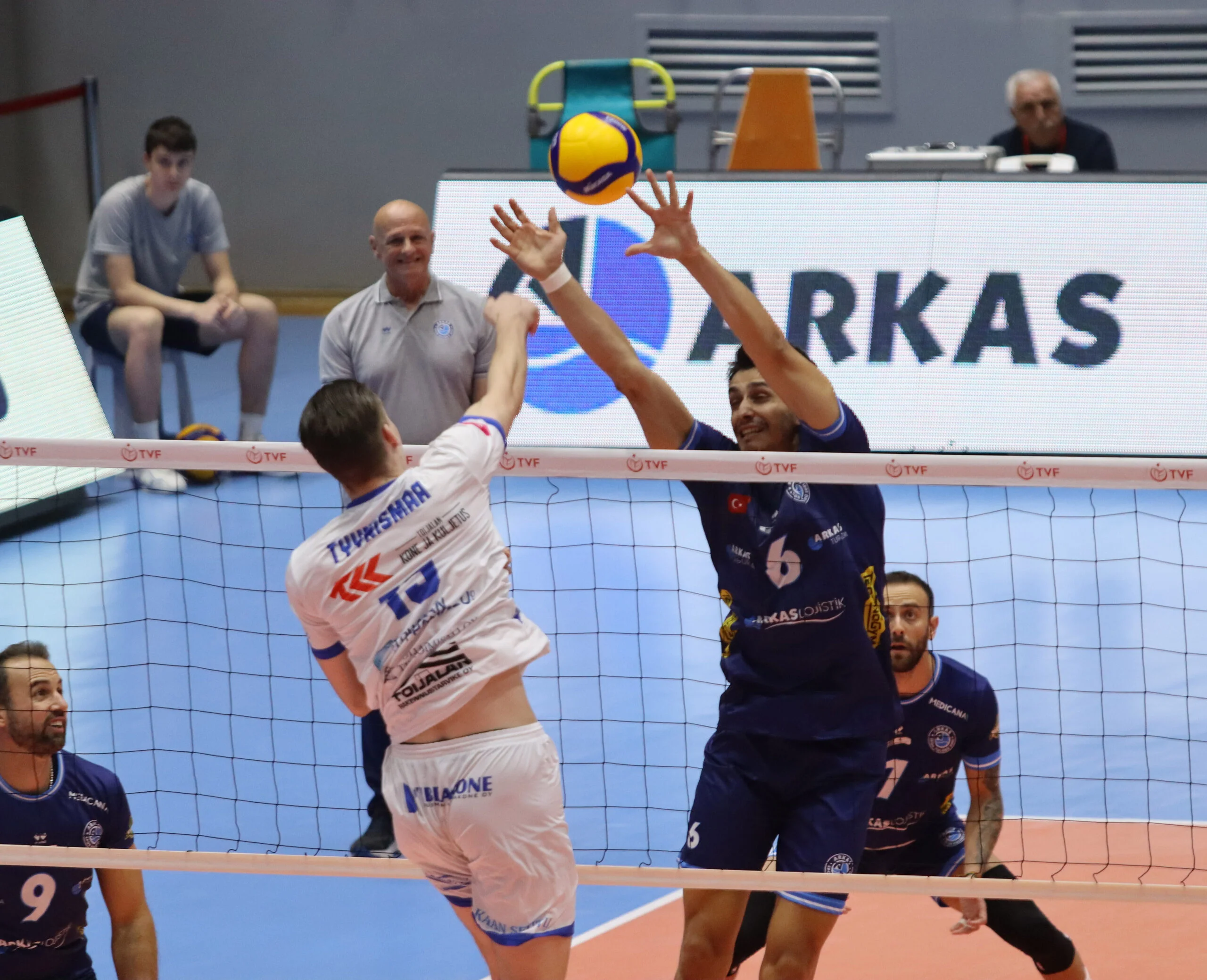 Arkas Spor, AKAA Volley Takımına 3-1 Mağlup Oldu