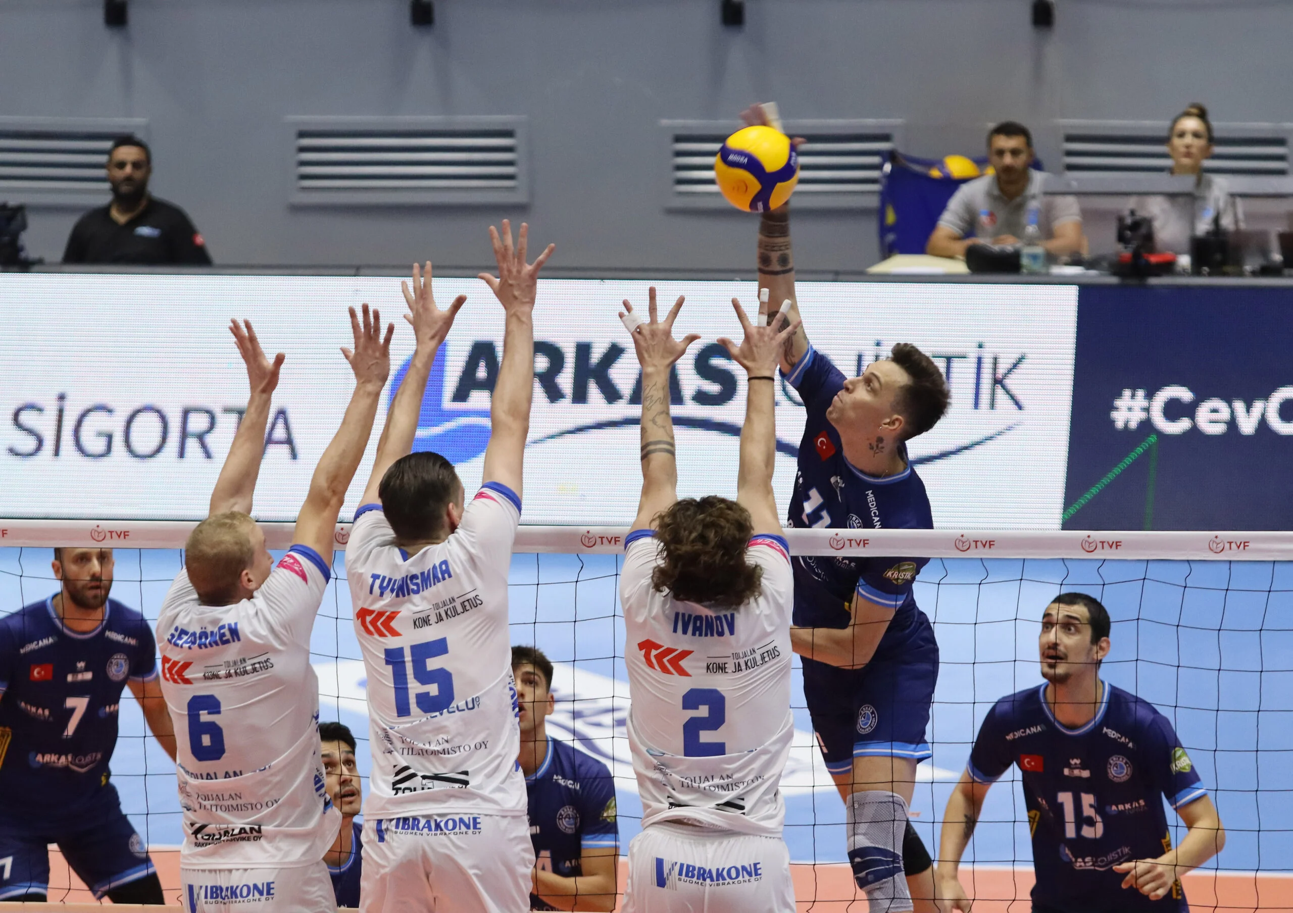 Arkas Spor, AKAA Volley Takımına 3-1 Mağlup Oldu