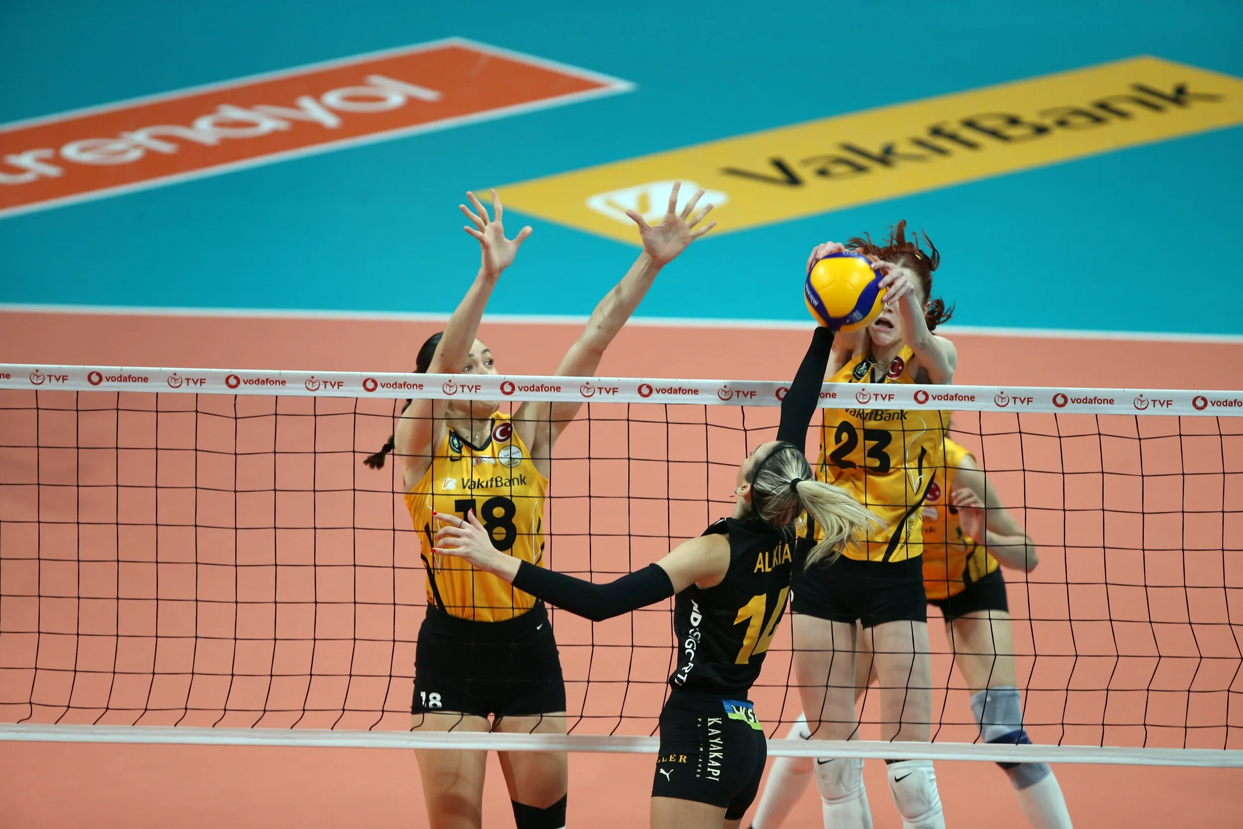 VakıfBank, Galatasaray’ı 3-0 Mağlup Etti!