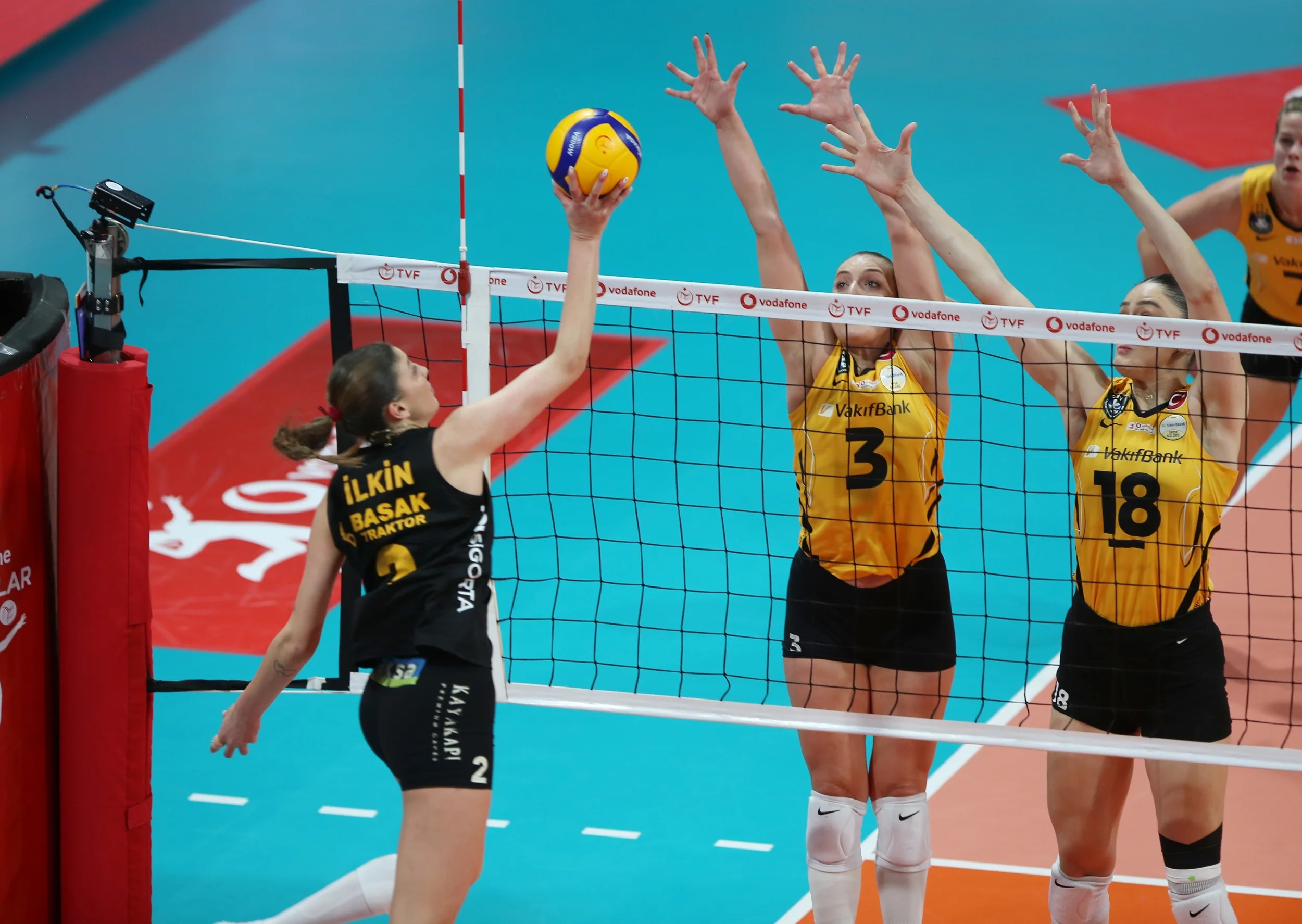 VakıfBank, Galatasaray'ı 3-0 Mağlup Etti