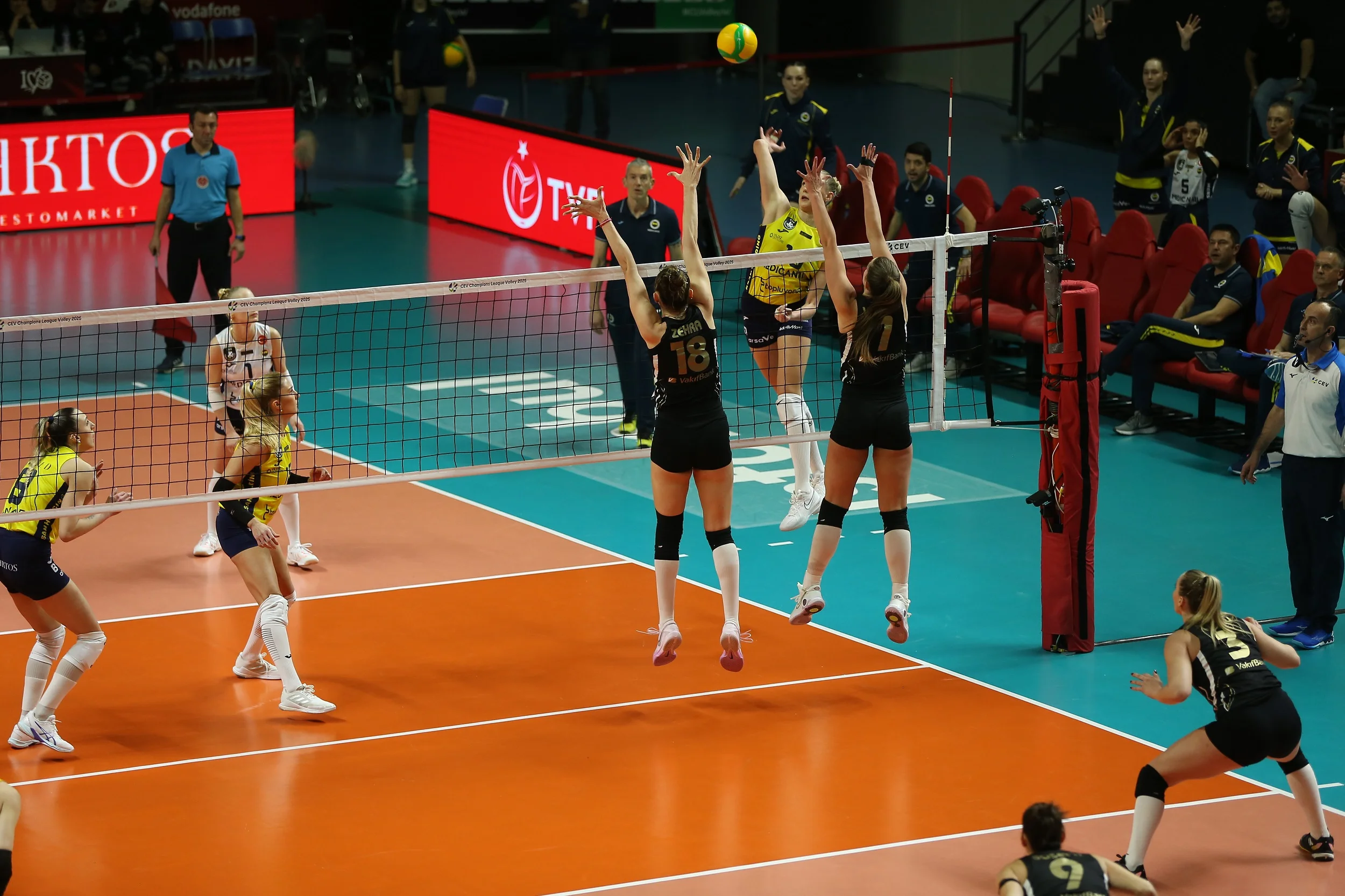 Türk Derbisinde Nefes Kesen Mücadele! VakıfBank Altın Setle Yarı Finalde!