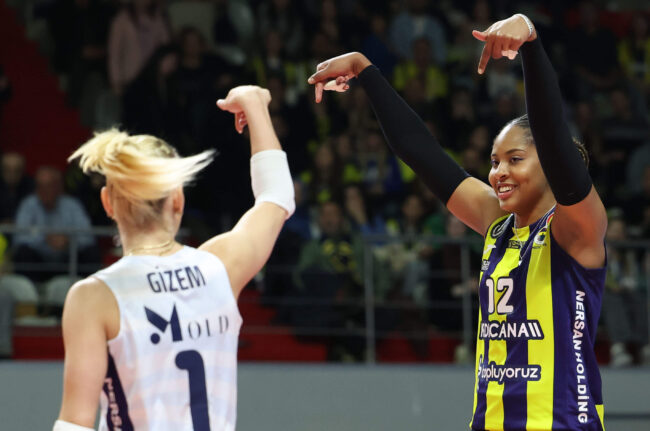 Fenerbahçe Medicana Derbide Galatasaray’ı 3-1 Mağlup Etti! Final Umudu Pazartesiye Taşındı