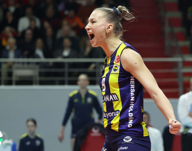 Fenerbahçe Medicana Derbide Galatasaray’ı 3-1 Mağlup Etti! Final Umudu Pazartesiye Taşındı