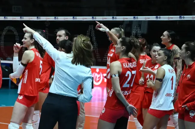 Voleybol Maçında Yangın Paniği!