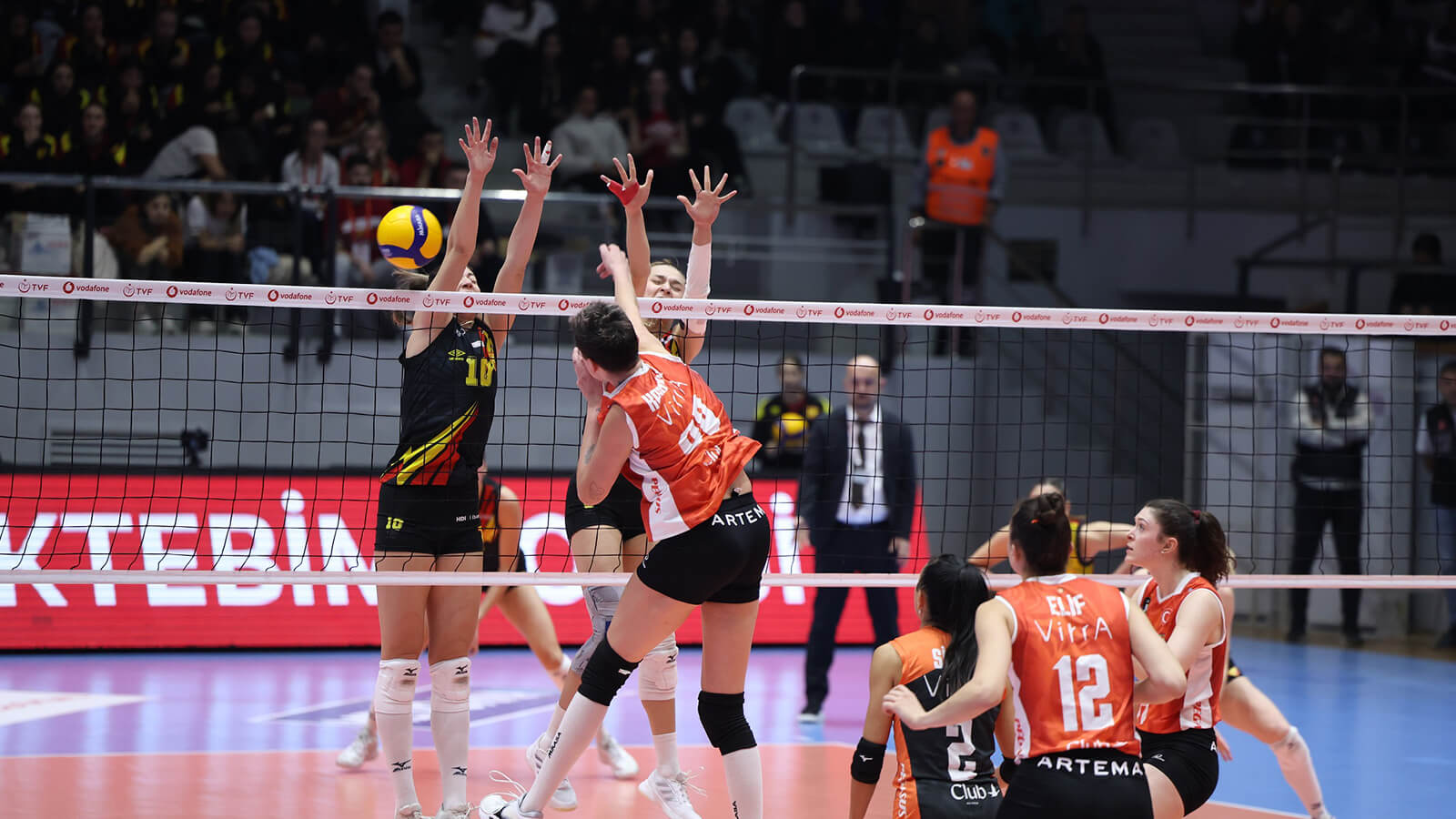 Vodafone Sultanlar Ligi 11. Hafta: Eczacıbaşı Dynavit, İzmir’de Göztepe’yi 3-0 ile geçti!