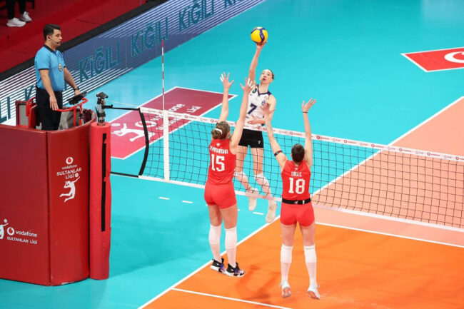 Vodafone Sultanlar Ligi 12. Hafta: VakıfBank İzmir’de Fırtına Gibi Esti - İstanbul’da Büyük Çekişme