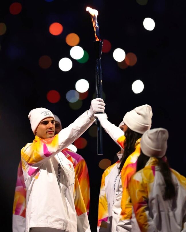 İtalyanlar Milano Cortina 2026 Açılışında Olimpiyat Meşalesini Taşıdı