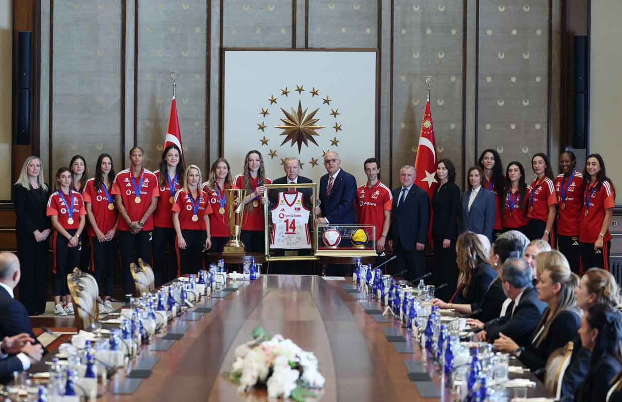 Cumhurbaşkanı Erdoğan, EuroVolley Şampiyonu Filenin Sultanları ve Milli Takımları Kabul Etti Cumhurbaşkanı Erdoğan, EuroVolley Şampiyonu Filenin Sultanları ve Milli Takımları Kabul Etti