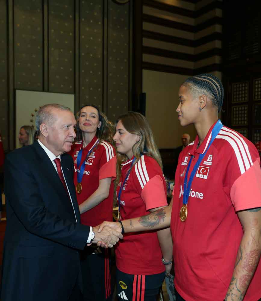 Cumhurbaşkanı Erdoğan, EuroVolley Şampiyonu Filenin Sultanları'nı Kabul Etti